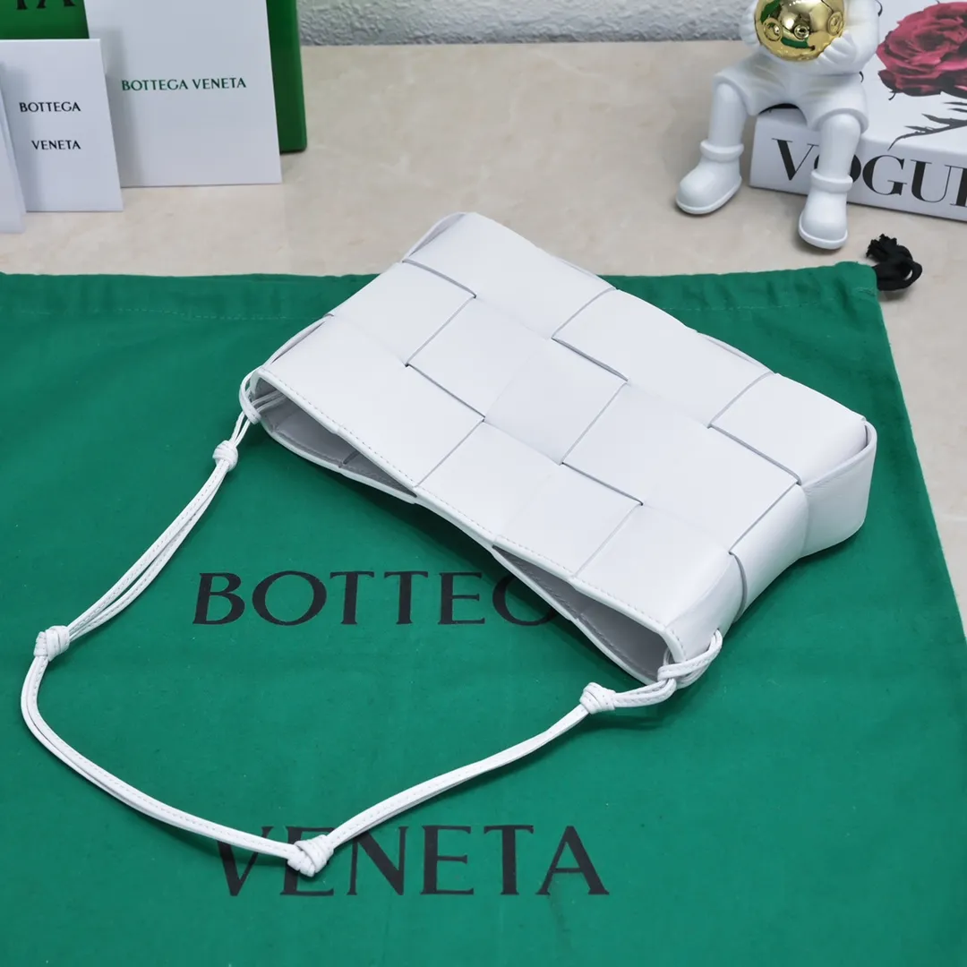 Batch 1260 #BV 2023 Cassette rope armpit bag is here🎈Simple, versatile and versatile formula bag made of intreccio woven cow leather. The square bag shape is wear-resistant and durable. Minimalism and commuting really complement each other. There are 4 card slots inside and thoughtful design✔️ Magnetic buckle closure to better protect privacy [Happy] When you are worried about matching, it is a bag that can be taken out with just one lift~ Dimensions: 22.5x13.5x4.5, Model: 7741